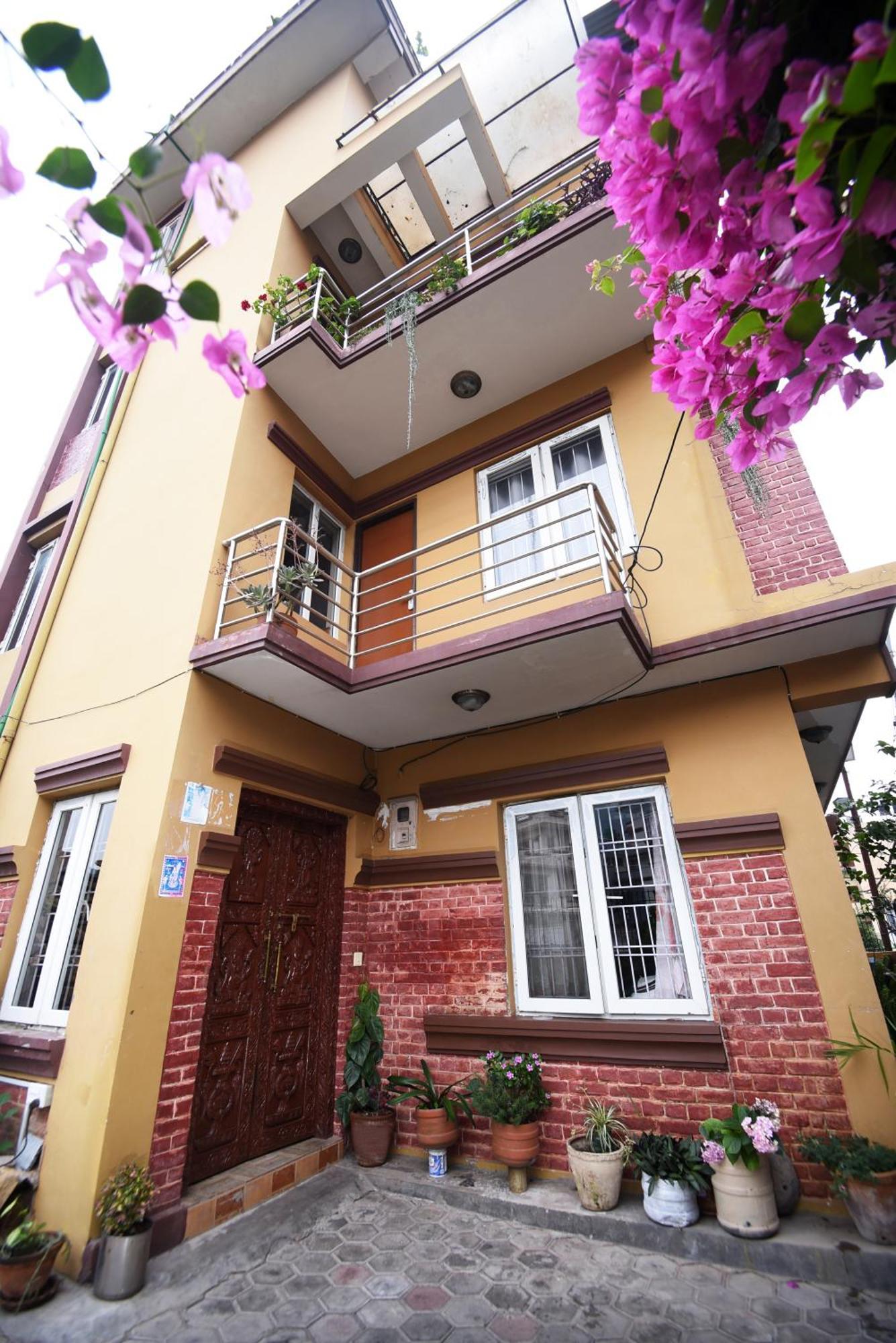 Mums Homestay & Studio Apartments Катманду Экстерьер фото