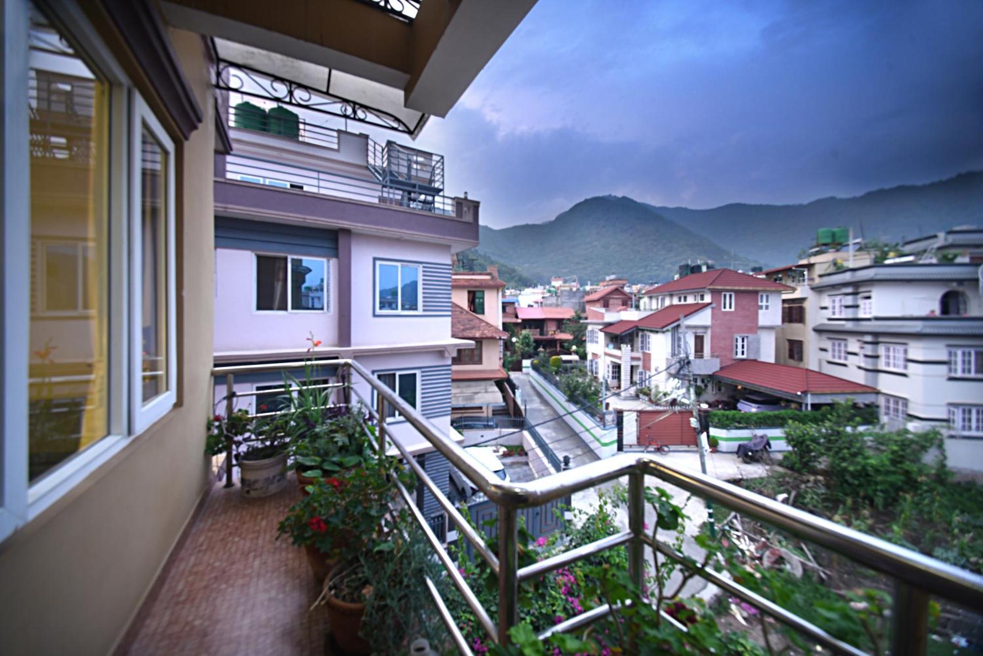 Mums Homestay & Studio Apartments Катманду Экстерьер фото
