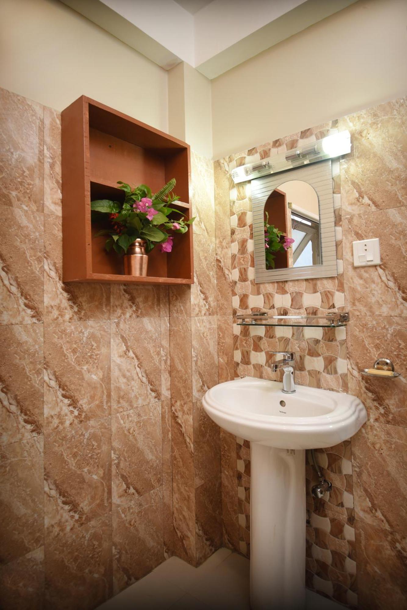 Mums Homestay & Studio Apartments Катманду Экстерьер фото