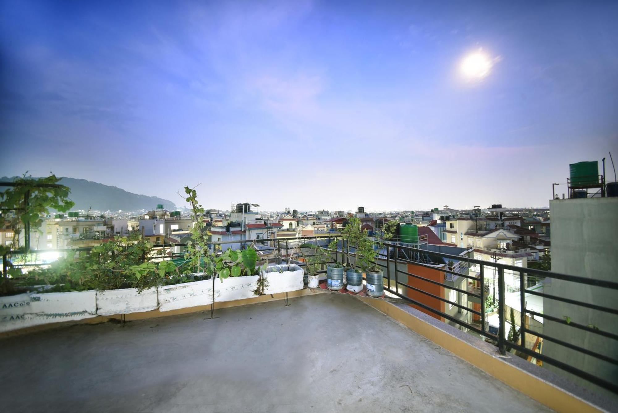 Mums Homestay & Studio Apartments Катманду Экстерьер фото