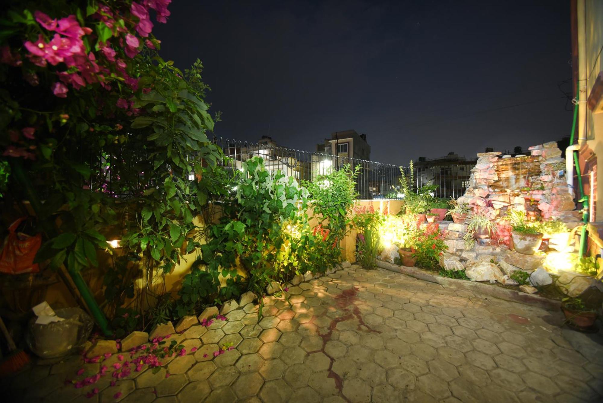 Mums Homestay & Studio Apartments Катманду Экстерьер фото