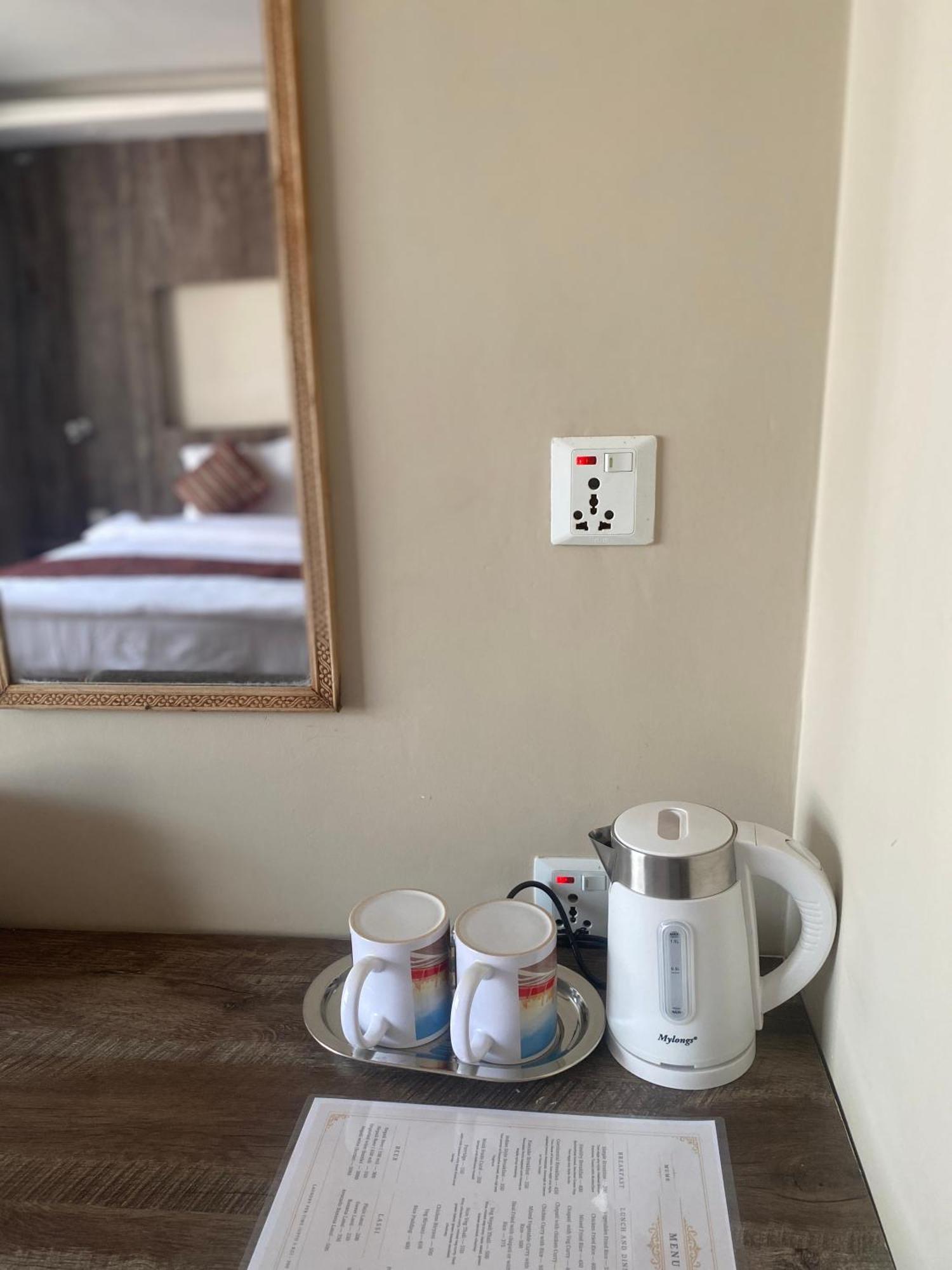 Mums Homestay & Studio Apartments Катманду Экстерьер фото